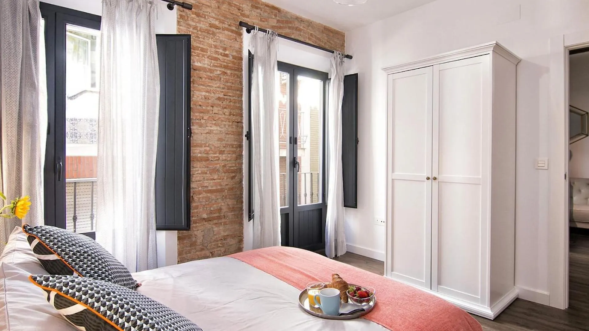 Апартаменты Chezmoihomes Sweet & Trendy Nest In Granada Center For 6
